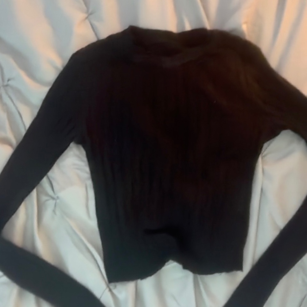 Stretchy Long Sleeved Cropped Shirt in Black